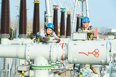 近日，安徽省滁州市定远电力部门通过优化网架、台区改造、更换老旧设备线路等，确保“迎峰度冬”可靠用电。图为定远县新建220千伏鲁肃变电站工作人员对站内的电气设备进行安装作业。宋卫星摄（人民视觉）