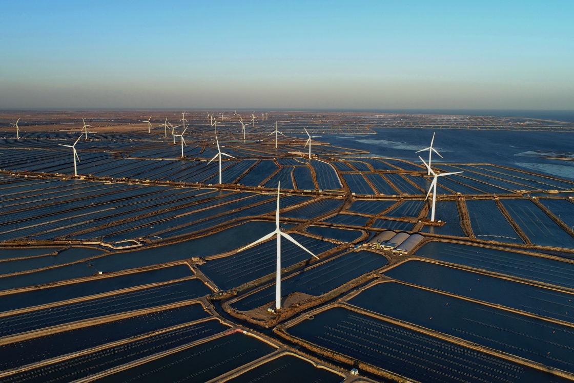 到2030年，中国单位国内生产总值二氧化碳排放将比2005年下降65%以上，非化石能源占一次能源消费比重将达到25%左右，森林蓄积量将比2005年增加60亿立方米，风电、太阳能发电总装机容量将达到12亿千瓦以上。  新华社 资料图